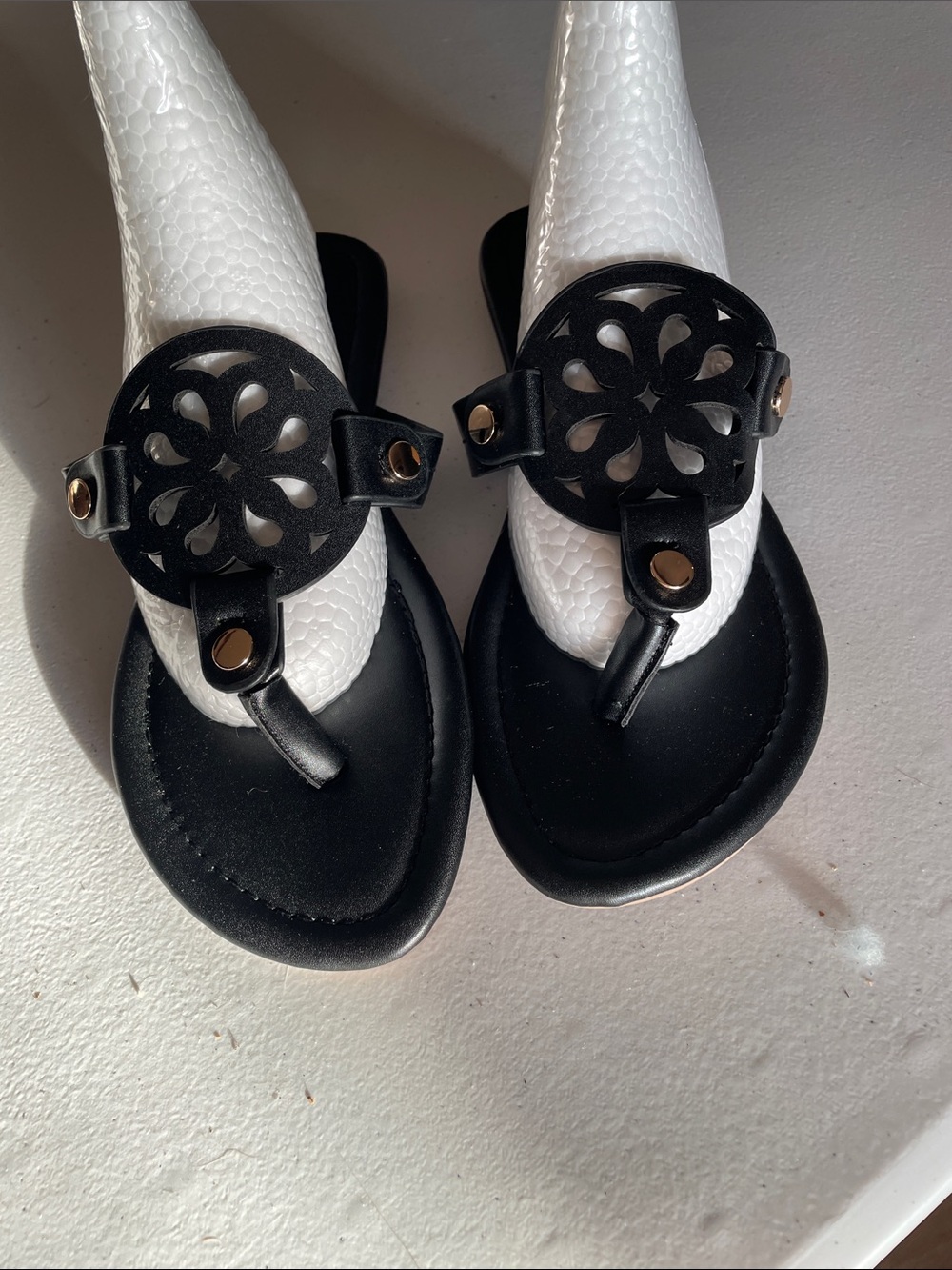Source Unknown Black Sandal Thong with Cutout Medallion